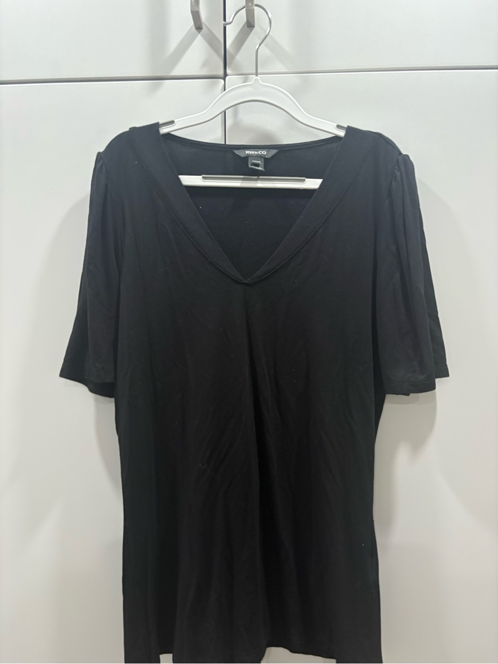 RW&CO. Black V-Neck Short Sleeve Tee